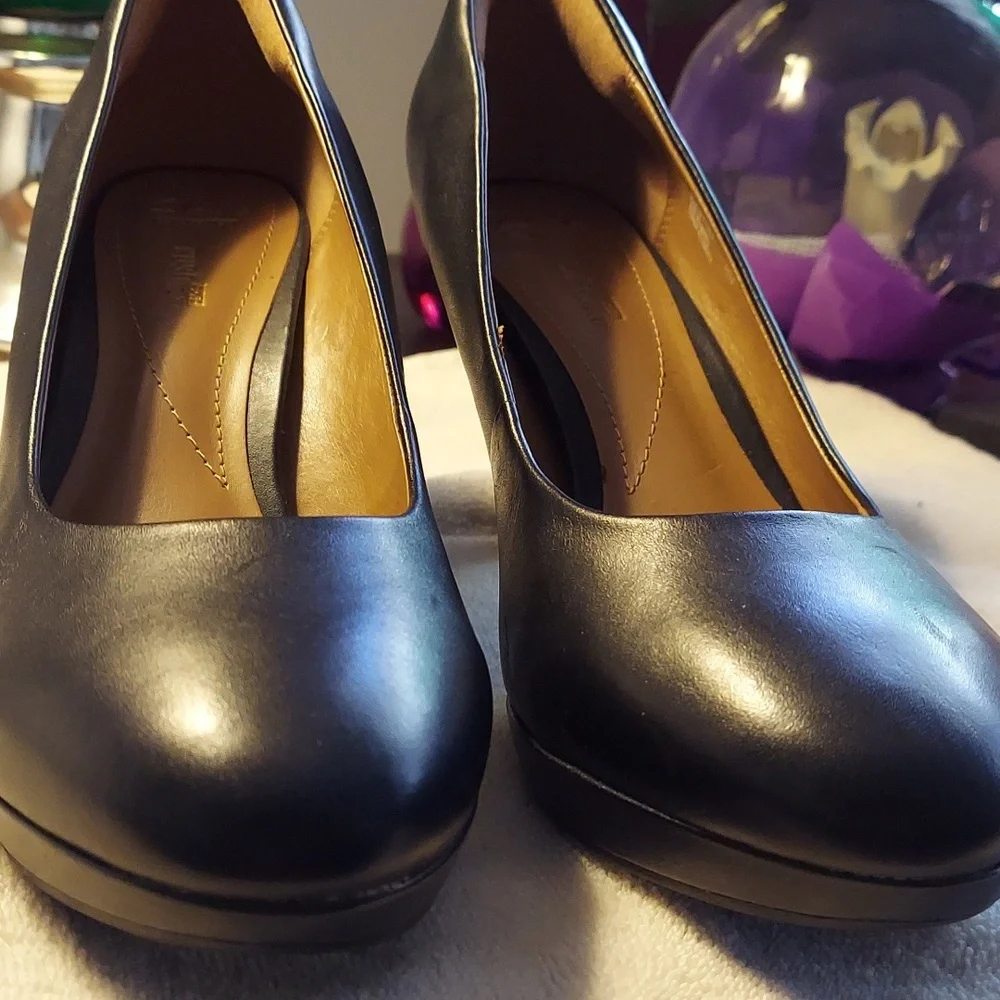 Shoes - Picture 2 of 7